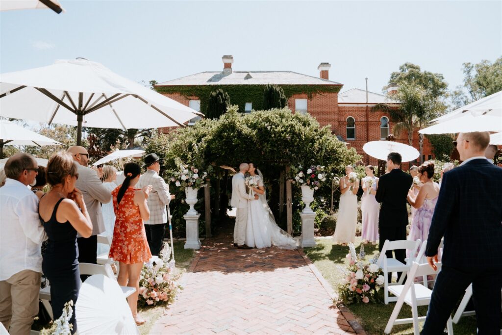 Outdoor wedding ceremony at Ravenswood Homestead